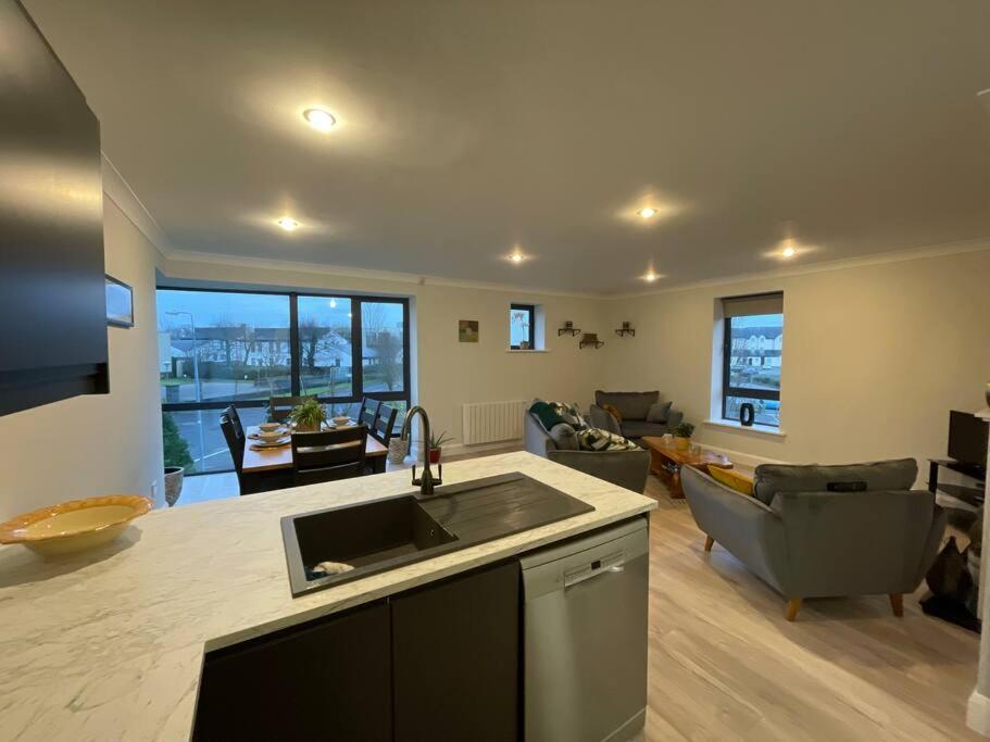 Entire Apartment , Centre Carrick on Shannon Extérieur photo